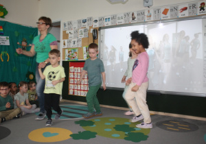 Dzieci uczestniczą w konkursie.