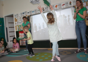 Dzieci uczestniczą w konkursie.