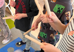 Wystukiwanie rytmu pałeczkami.