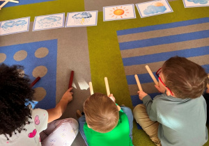 Pogodowe słuchowe rytmy z użyciem pałeczek.