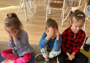 Dzieci zakrywają okna.