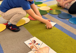 Chłopiec wybiera element układanki.