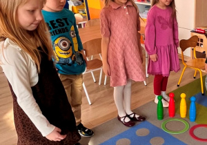 Dzieci stoją na dywanie - wybór kapitanów drużyn.