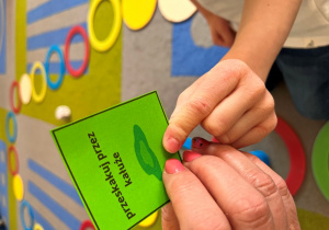 Karteczka z wylosowanym zdaniem.