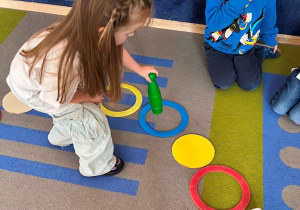 Dziewczynka przekłada pionek.