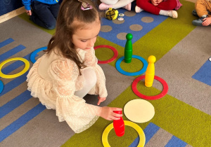 Dziewczynka z pionkiem.