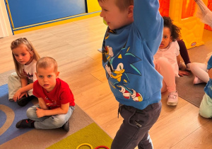 Chłopiec podskakuje.