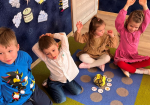 Dzieci cieszą się z wygranej.