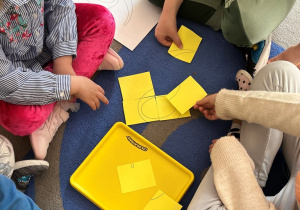 Dzieci układają puzzle.