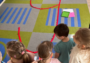 Dzieci zastanawiają się, co to za cyfra.