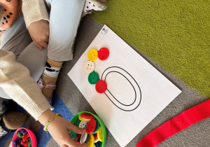 Ozdabianie cyfry 9 guzikami.