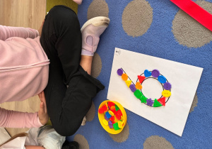 Guziki na szablonie cyfry 9.