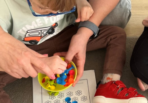 Chłopiec ozdabia cyfrę 9.