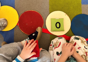 Zabawa z woreczkami "Odgadnij swoja cyfrę".