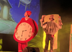 Aktorzy na scenie teatralnej.