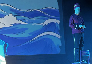 Aktor śpiewa piosenkę.