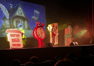 Aktorzy grają na scenie przedstawienie.