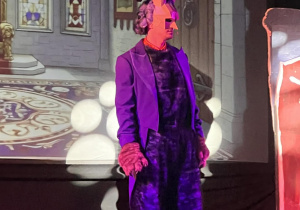 Aktor śpiewa piosenkę.