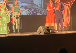 Aktorzy grają na scenie przedstawienie.