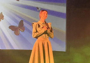 Aktorka podczas występu.