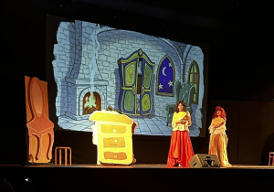 Aktorzy grają na scenie przedstawienie.