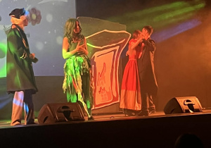 Aktorzy grają na scenie przedstawienie.