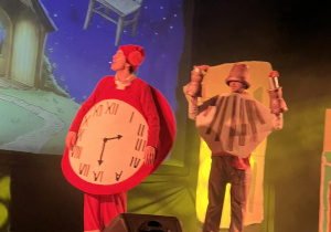 Aktorzy grają na scenie przedstawienie.