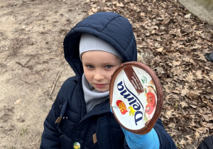 Chłopiec pokazuje śmieć.