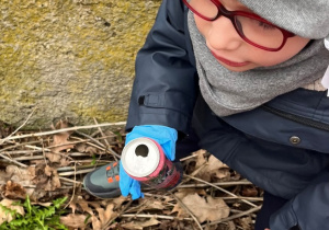 Chłopiec z puszką.