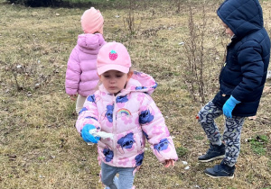 Dzieci w poszukiwaniu śmieci.