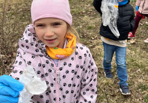 Dzieci z zebranymi śmieciami.