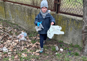 Chłopiec i znalezione foliówki.
