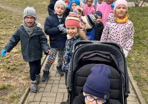 Powrót grupy przedszkolnej z workami śmieci do przedszkola.