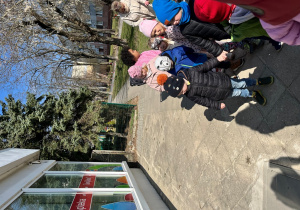 Dzieci przed apteką.