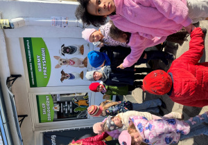 Przed sklepem zoologicznym.