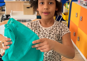 Dxiewczynka w stroju położnej.