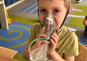 Chłopiec z maseczką.