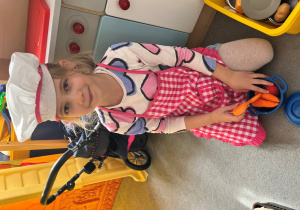 Dziewczynka w stroju kucharki.