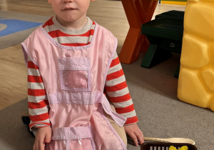 Chłopiec w roli kucharza.