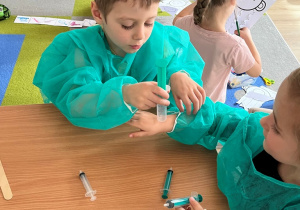 Chłopiec robi zastrzyk.