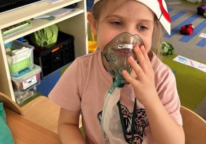 Dziewczynka z maską tlenową.