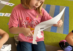 Dziewczynka wycina.