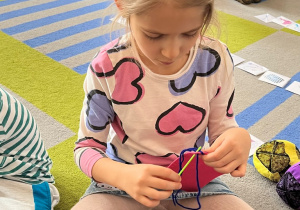 Dziewczynka w roli krawcowej.