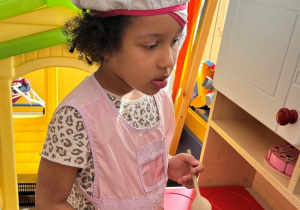 Dziewczynkaw roli kucharki.