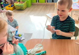 Dzieci i zabawa w lekarza.