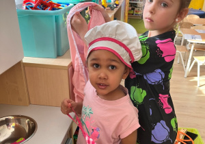 Dziewczynki w kuchni.