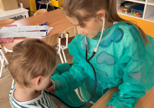 Dziewczynka bada chłopca.