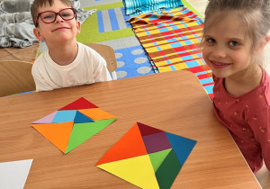 Dzieci z ułożonymi tangramami.