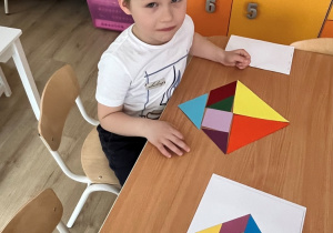 Chłopiec i tangram.