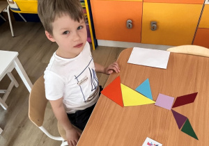 Chłopiec i ułożony zając.